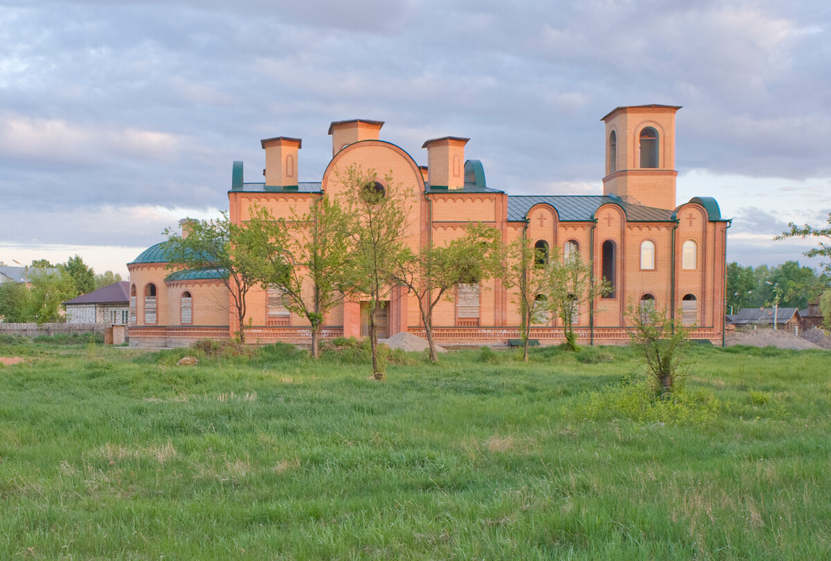 Shushenskoe. Chiesa dei SS. Pietro e Paolo, in costruzione per sostituire la chiesa demolita nel 1938. Consacrata nel 2019. 25 maggio 2015