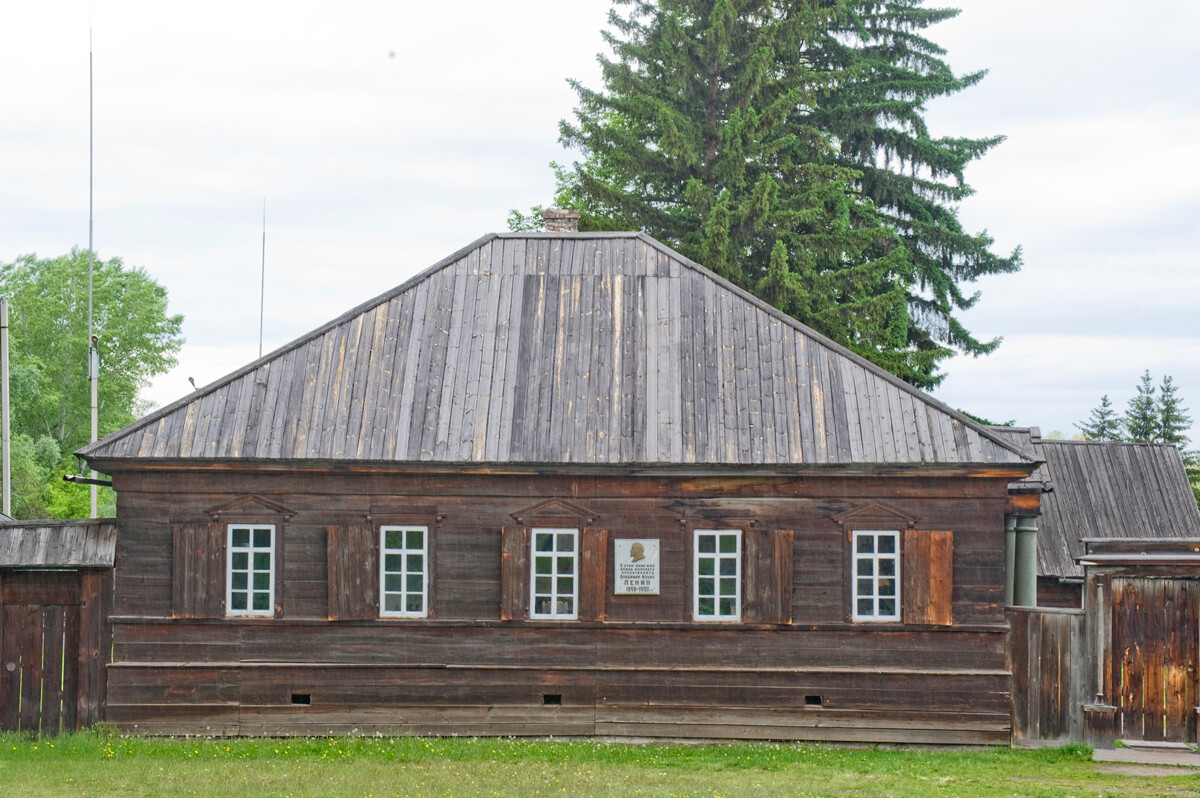 Riserva di Shushenskoe. Casa di Praskovja Petrova, vista dalla strada. Qui vissero Lenin e la moglie Nadezhda Krupskaja (1898-1900). 26 maggio 2015