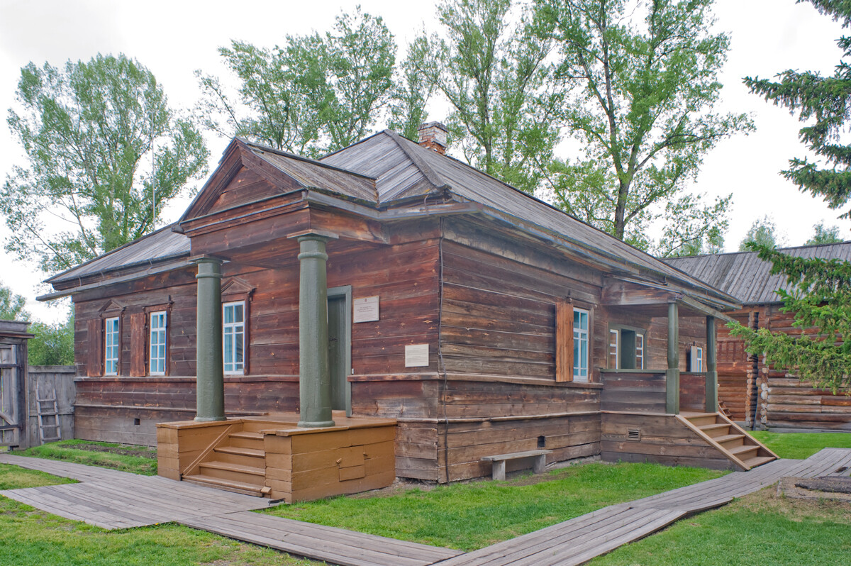 Riserva di Shushenskoe. Casa di Praskovja Petrova, vista del cortile con portico all’ingresso principale. 26 maggio 2015