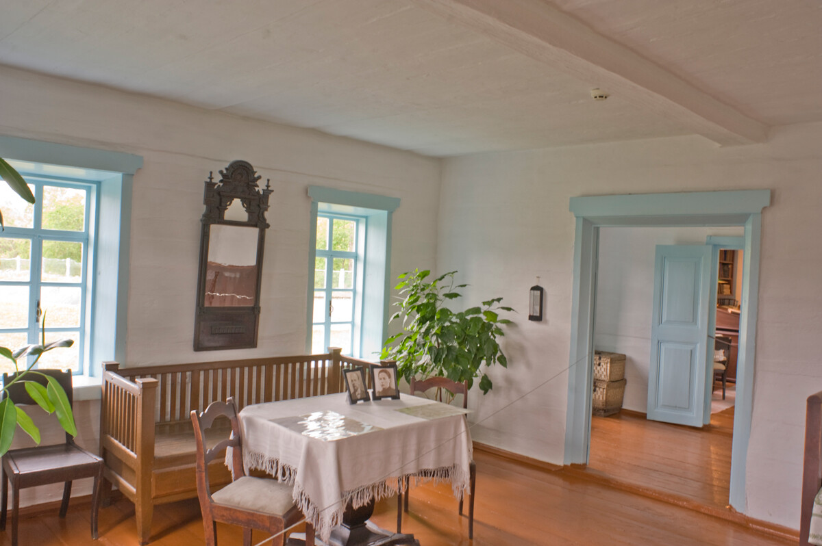 Riserva di Shushenskoe. Casa di Praskovja Petrova, sala principale con vista sulla stanza affittata da Lenin. 26 maggio 2015