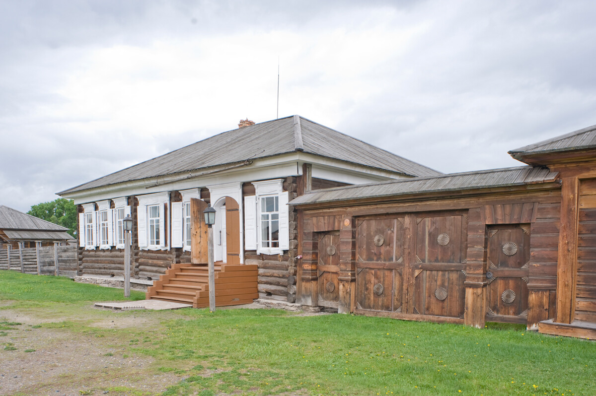 Riserva di hushenskoe. Casa e negozio dell'imprenditore esiliato Ernst Urban. A destra: cancello del cortile. 26 maggio 2015

