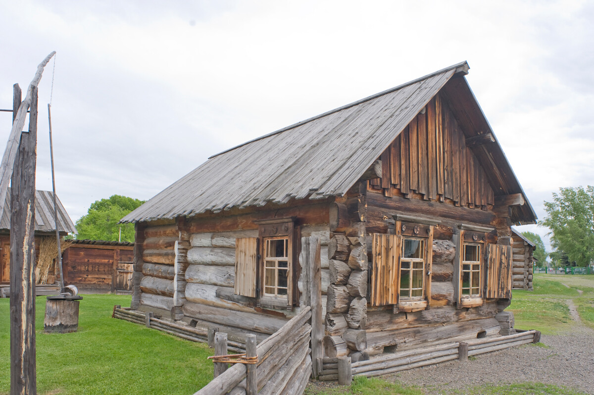 Riserva di Shushenskoe. Casa del calzolaio P. Tvardovskij. A sinistra: pozzo. 26 maggio 2015 

