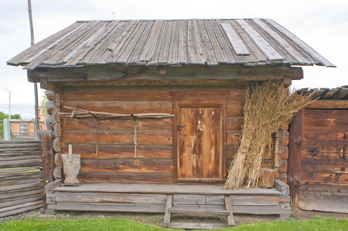 Riserva di Shushenskoe. Granaio nel cortile della casa di Tvardovskij. 26 maggio 2015

