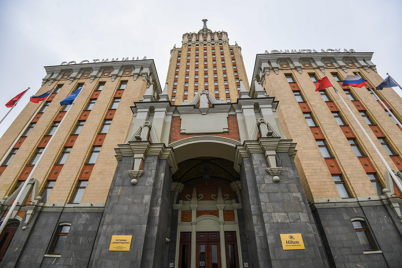Pročelje hotela Hilton Moscow Leningradskaya s petimi zvezdicami v Moskvi. 