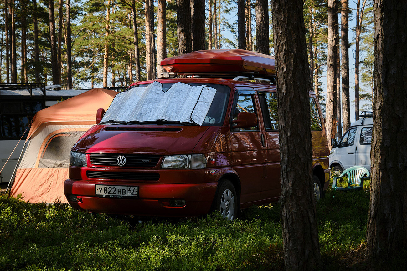 Es ist besser, die Reise im Voraus zu planen, Lager und Tankstellen zu finden.