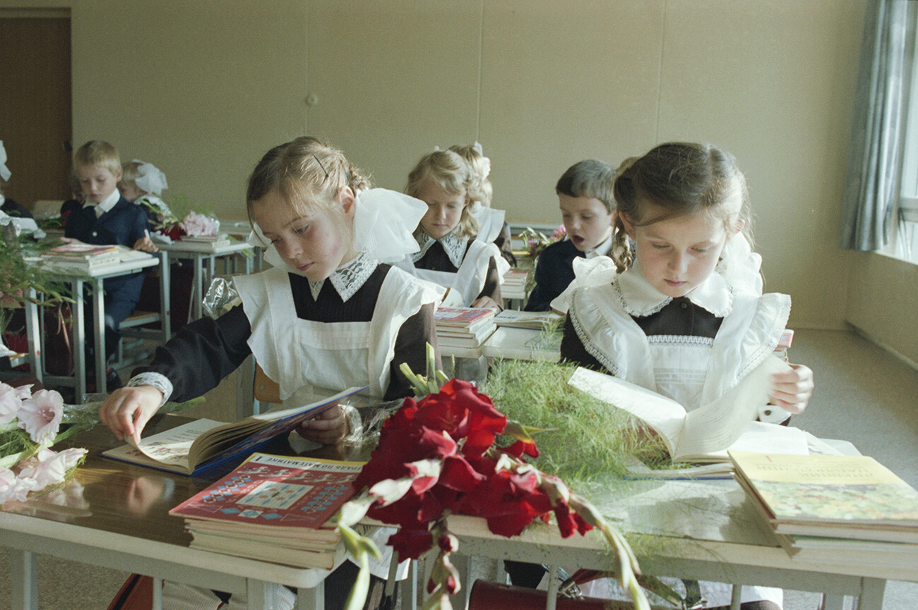 Erstklässler während einer Unterrichtsstunde. 1. September 1986, Moskau.