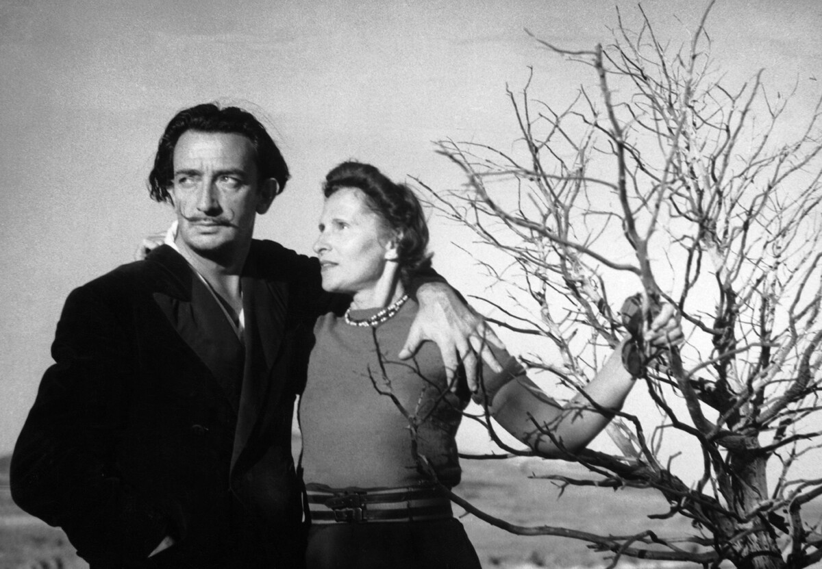 El pintor español Salvador Dalí y su esposa Gala. 