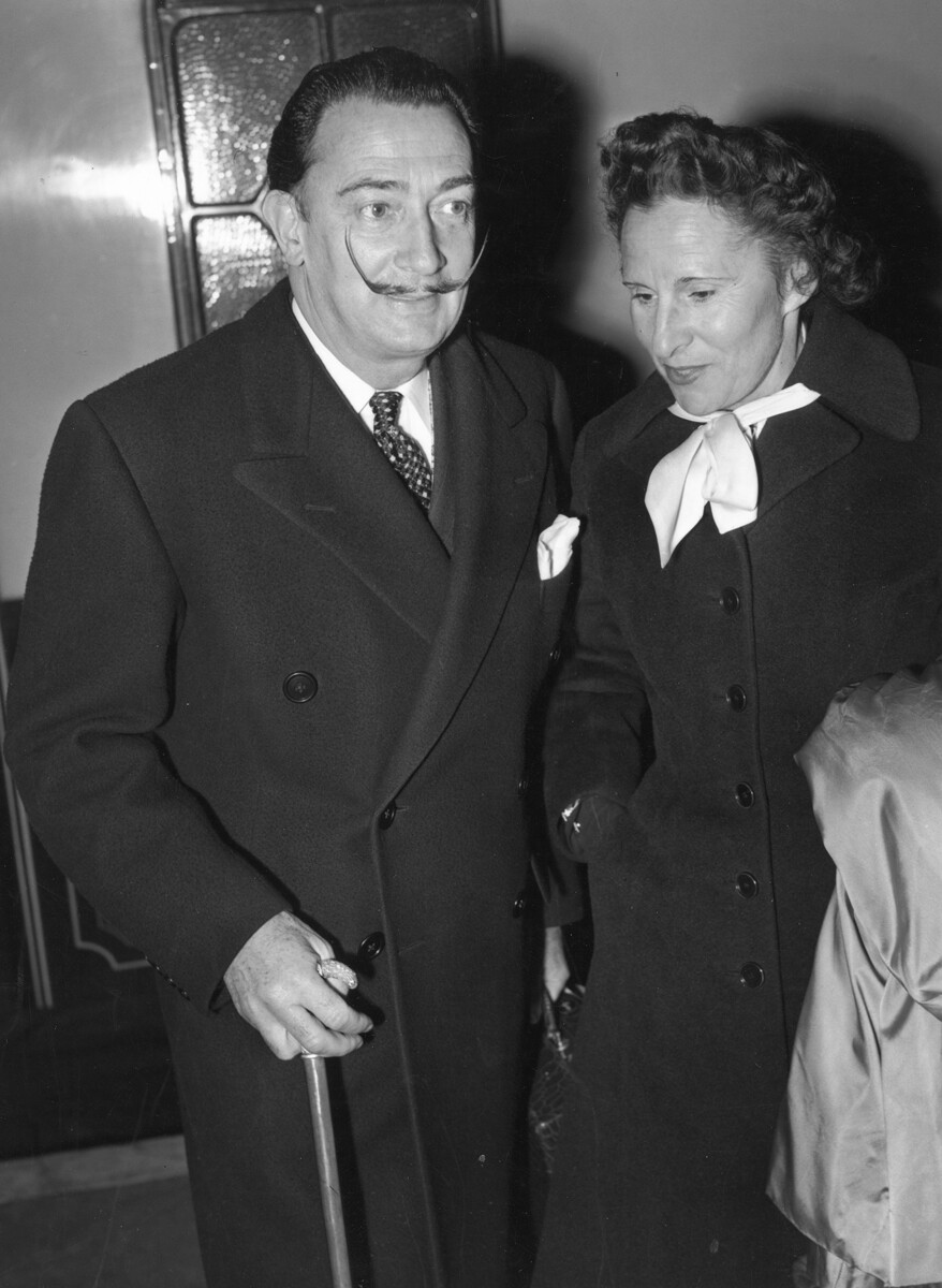 El artista español Salvador Dalí y su esposa Gala en Londres, el 26 de abril de 1955.