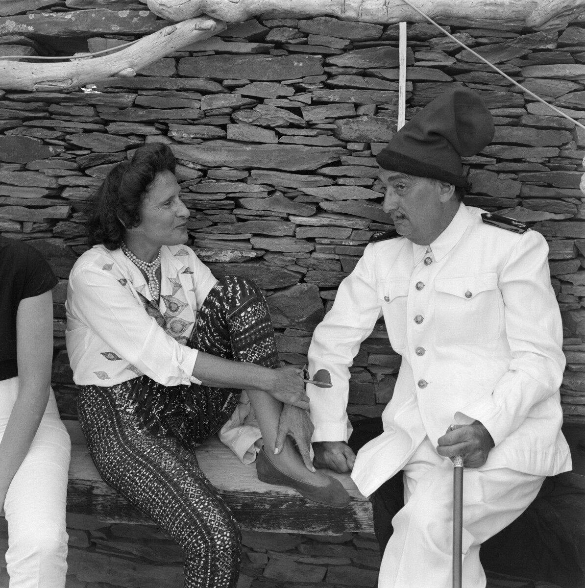Salvador Dalí y su esposa Gala en Port Lligat durante el rodaje del programa 'Primer plano'.