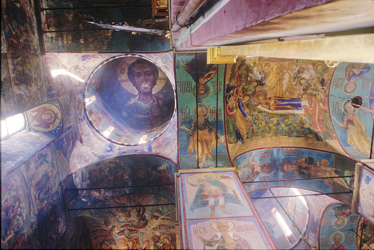Monasterio de la Trinidad-San Sergio. Catedral de la Dormición. Nave norte, cúpula noroeste con fresco de Cristo Emmanuel. Derecha: fresco de la Dormición de María en la bóveda del techo. 24 de mayo de 1998
