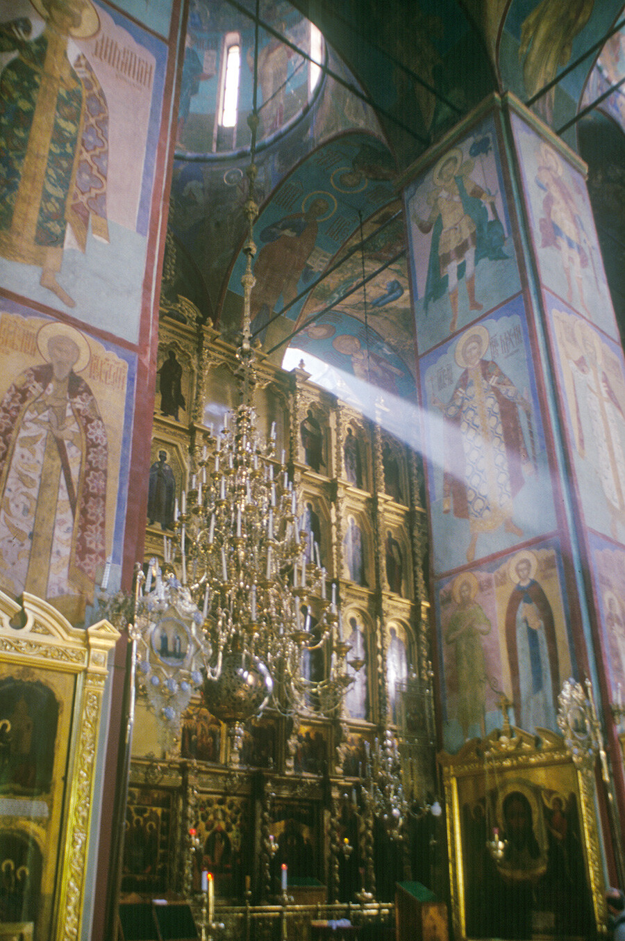 Monasterio de la Trinidad y San Sergio. Catedral de la Dormición. Vista sureste hacia la pantalla de iconos y la cúpula central. 24 de mayo de 1998