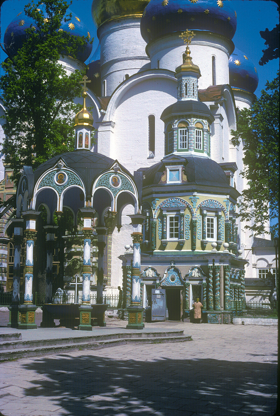 Monasterio de la Trinidad-San Sergio. Tejadillo sobre la fuente sagrada (izquierda) y capilla sobre el pozo de la Dormición, vista oeste. Fondo: Catedral de la Dormición. 3 de junio de 1992