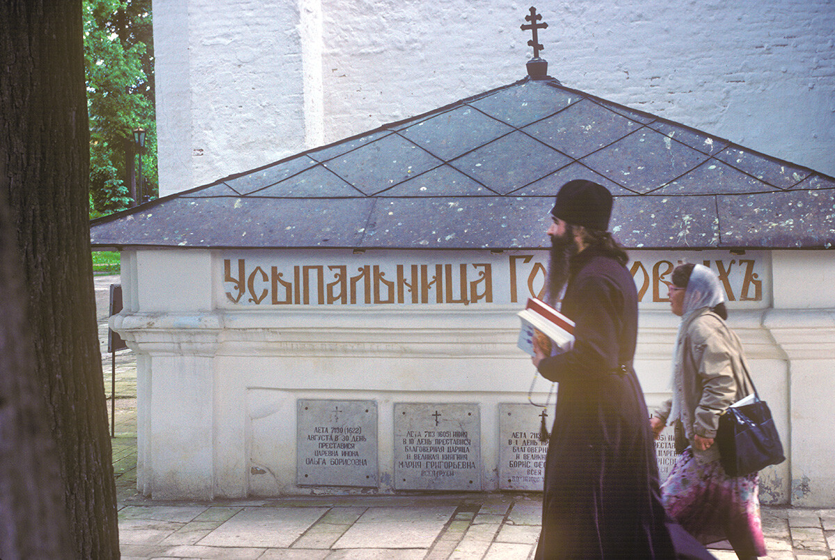 Monasterio de la Trinidad-San Sergio. Se dice que la capilla funeraria contiene los restos de Borís Godunov, su esposa María y sus dos hijos. Fondo: Catedral de la Dormición, fachada oeste. 7 de agosto de 1987
