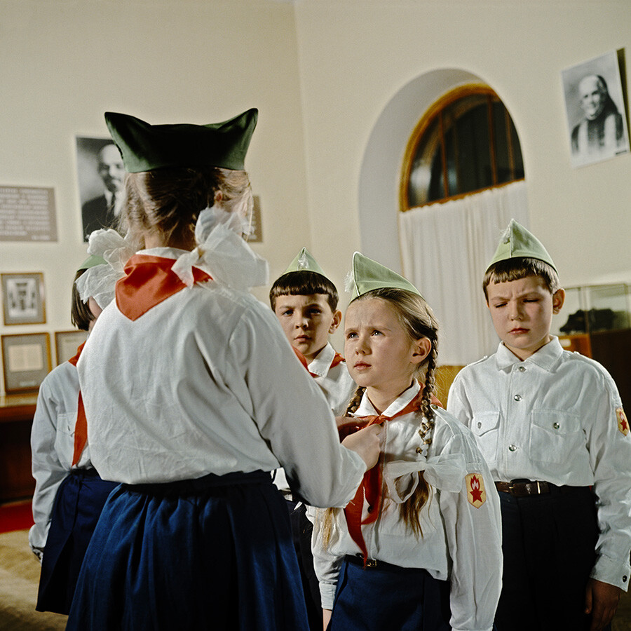 Cerimonia solenne di accettazione degli scolari sovietici nelle file dei Pionieri in una delle sale del Museo Centrale Lenin di Mosca, 1970