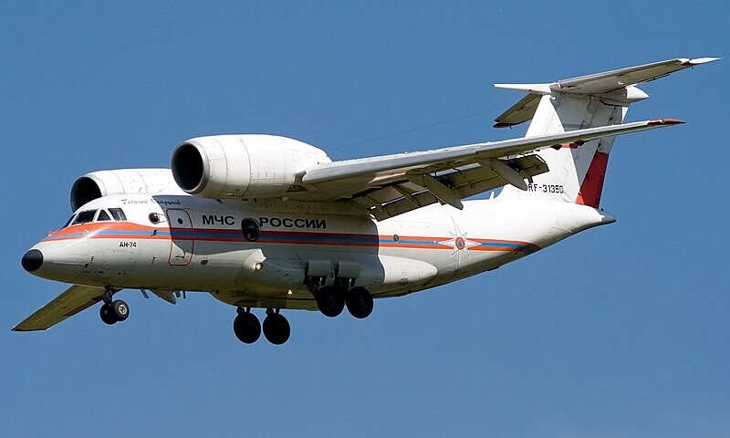 Estos son algunos países que han usado el avión de transporte soviético AN-74 (Fotos)