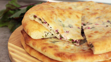 Како да подготвите вкусна осетинска пита со млади листови цвекло и сирење (РЕЦЕПТ)