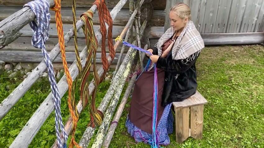 How to weave traditional Russian belts (VIDEO)