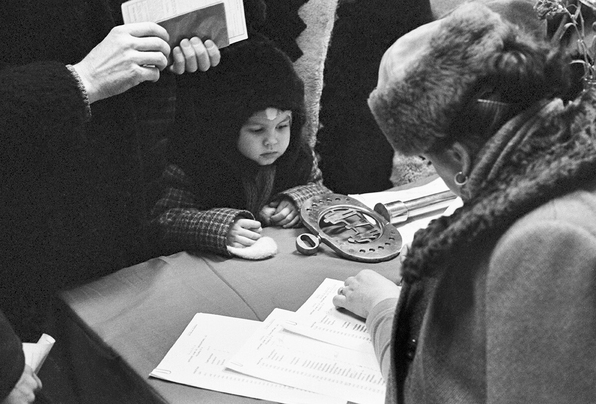 De nouveaux résidents reçoivent les documents et les clés des appartements au département du logement, le 29 novembre 1987.