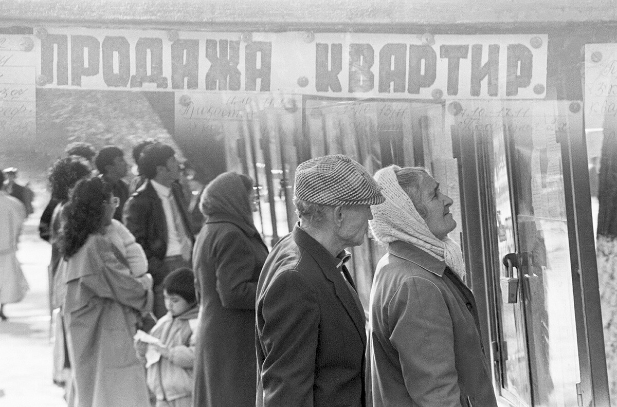 Des habitants de la ville de Djamboul (actuelle Taraz, au Kazakhstan) devant les stands d'annonces d'appartements à vendre