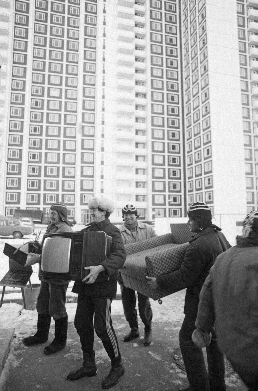 L'ouvrier Sergueï Rochoupkine et sa famille emménagent dans le nouvel appartement qui leur a été offert par le gouvernement à la veille des fêtes du 7 novembre, le 5 novembre 1988.