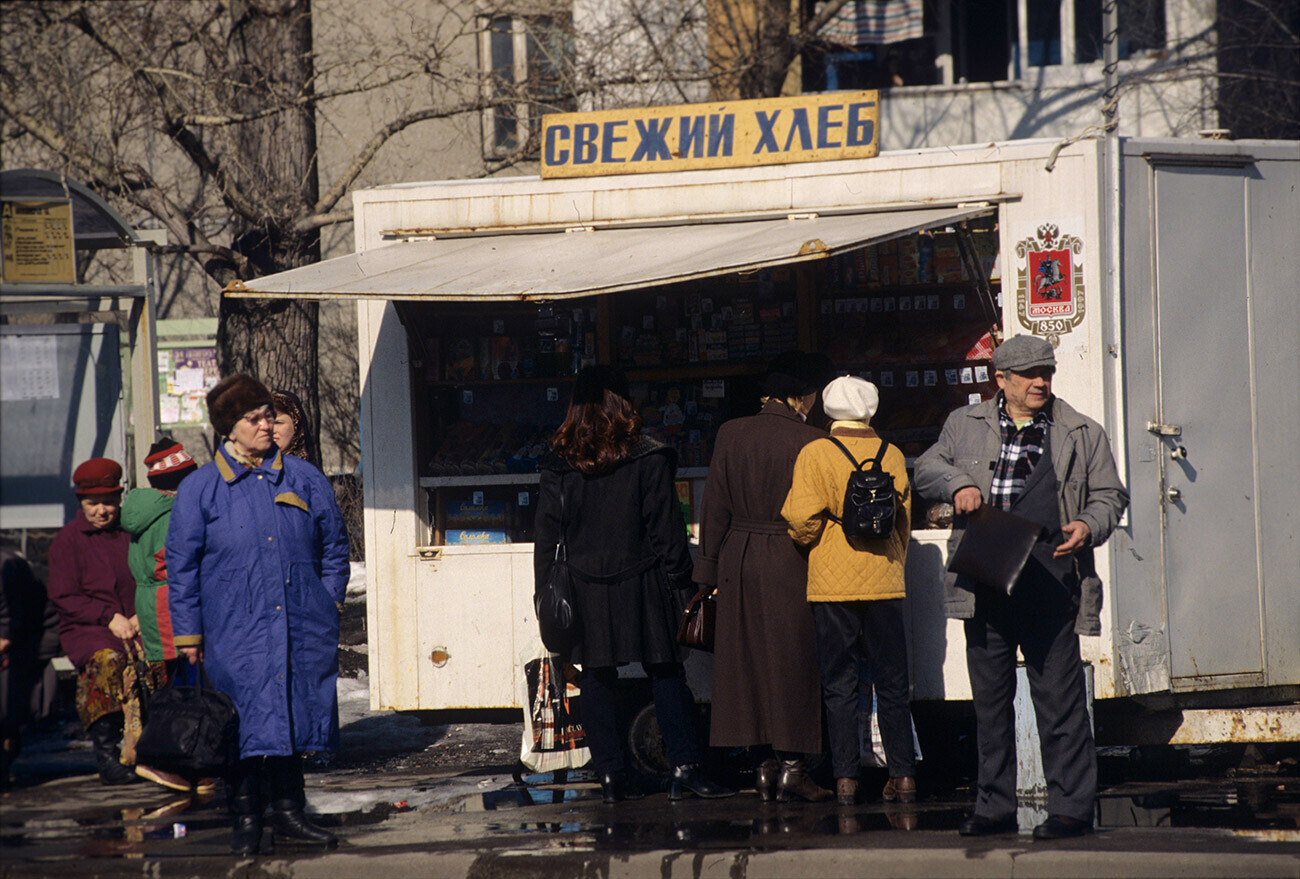 Sebuah kios yang menjual roti di Moskow, 1990-an.