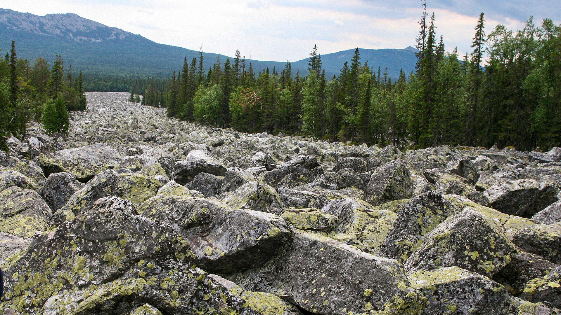 Steinfluss in der Nähe des Berges Iremel, Süd-Ural, Baschkirien