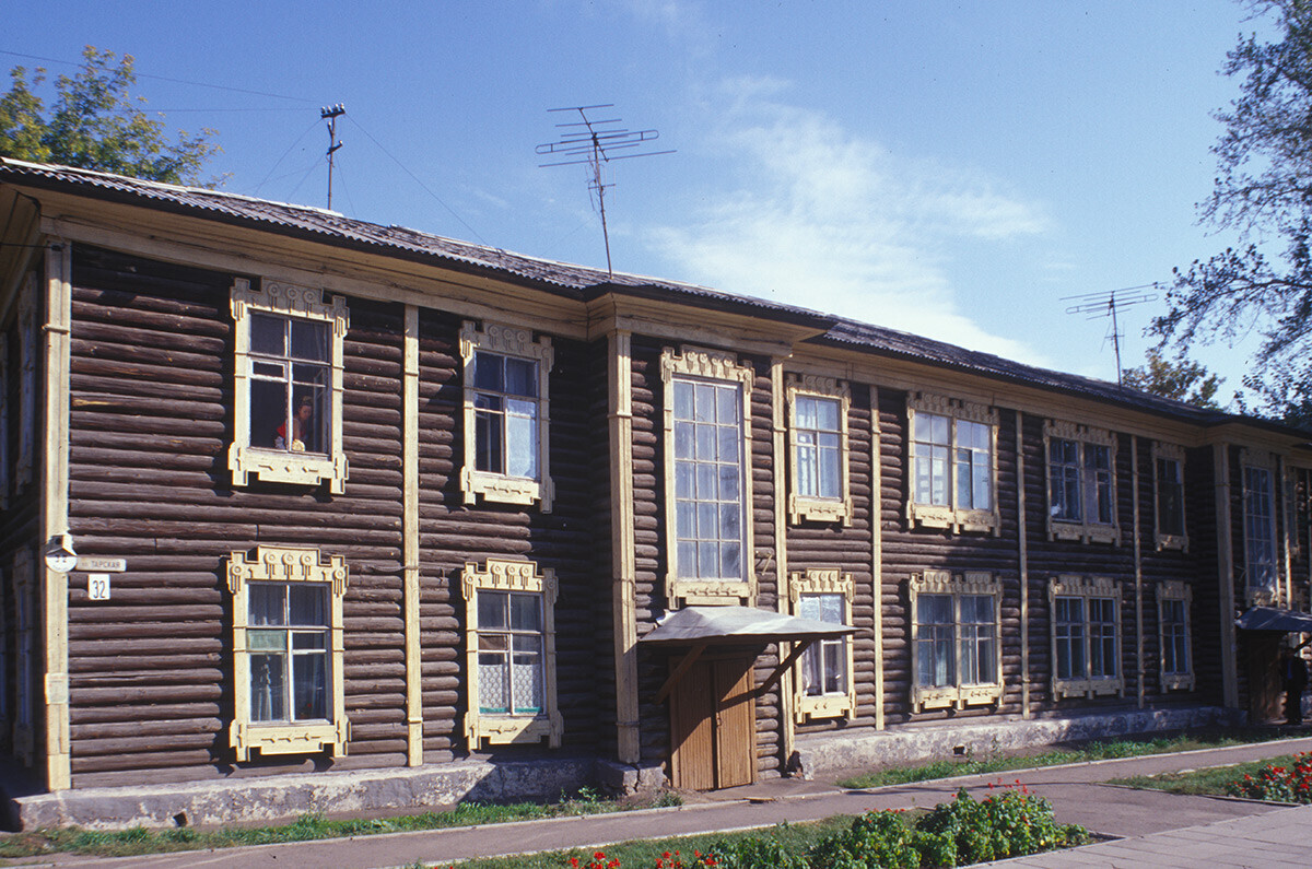 Edificio de apartamentos de troncos, calle Tara 32. Construido a principios del periodo soviético; actualmente demolido. Fotografía: 15 de septiembre de 1999