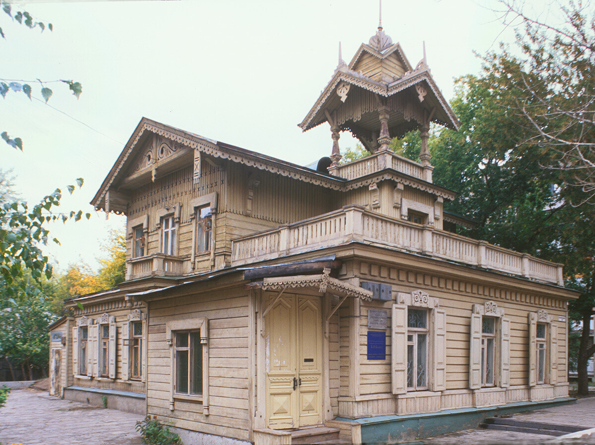 Casa de Philip Shtumfp (calle Valijanov 10), construida a principios del siglo XX para un destacado agrónomo, empresario y activista cívico. Fotografía: 19 de septiembre de 1999