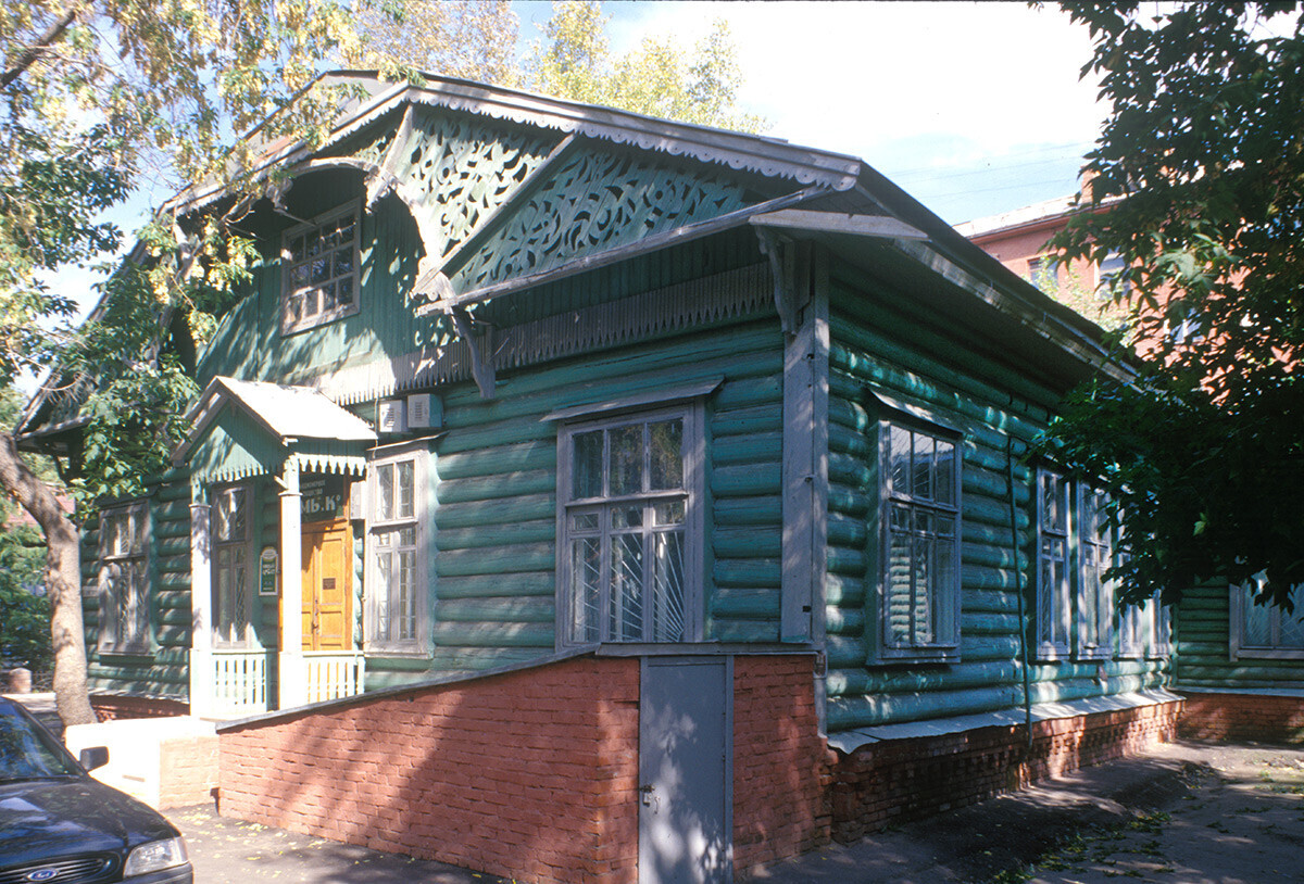 Casa de troncos cerca de la calle Tara. Nótese el calado decorativo de la cornisa. Primer plano: entrada a la bodega. Fotografía: 15 de septiembre de 1999