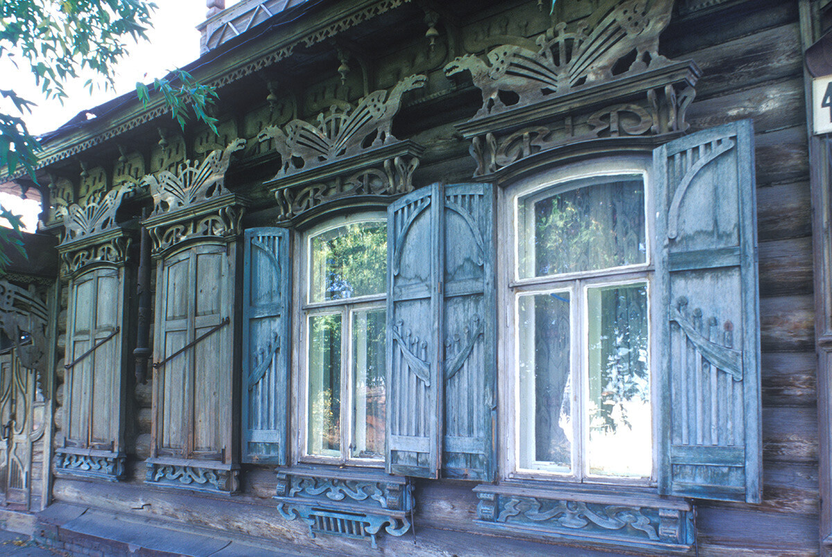 Casa de madera, calle Michurin 48. Ventanas con contraventanas de “estilo moderno” y rematadas con figuras de dragones de estilo nórdico. Fotografía: 18 de septiembre de 1999