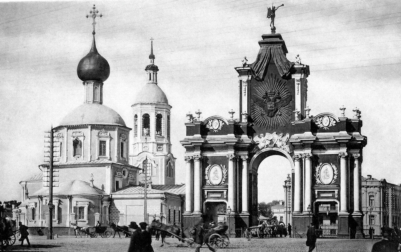 Puerta Roja e Iglesia de los Tres Santos en Moscú (principios de 1900).