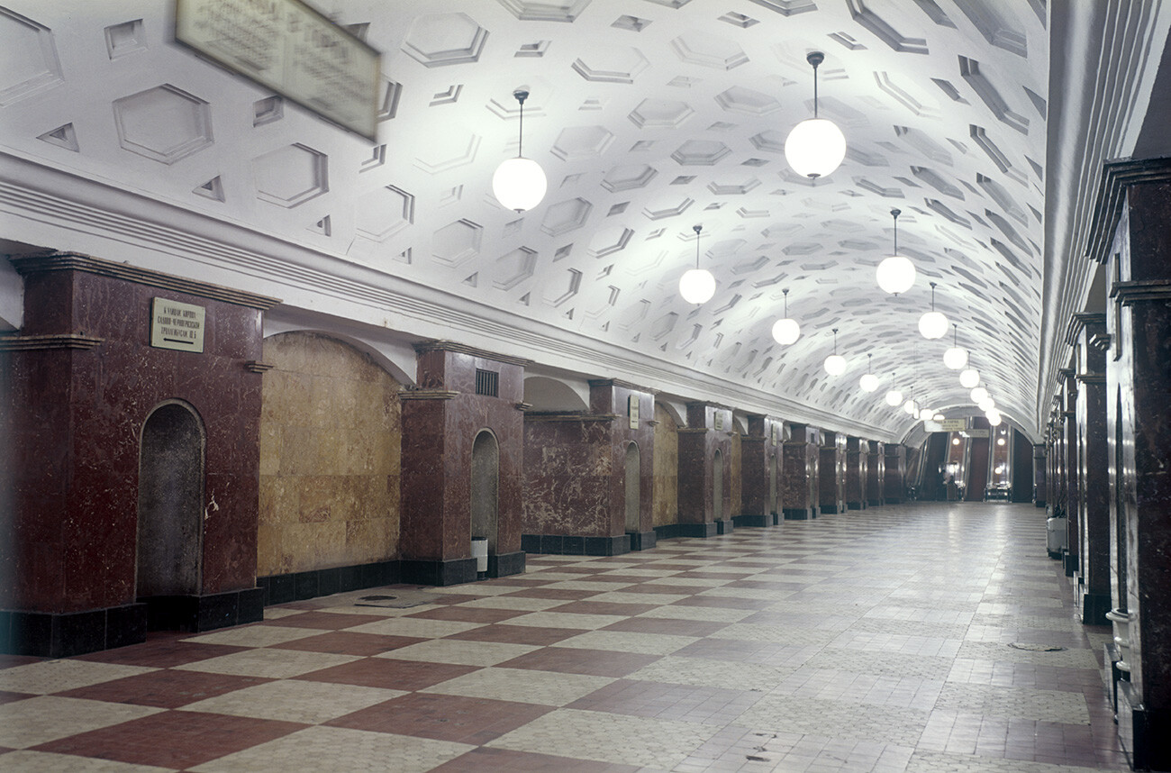 Vestíbulo de la estación de metro moscovita Lérmontovskaia (actualmente Krásniye vorota). 