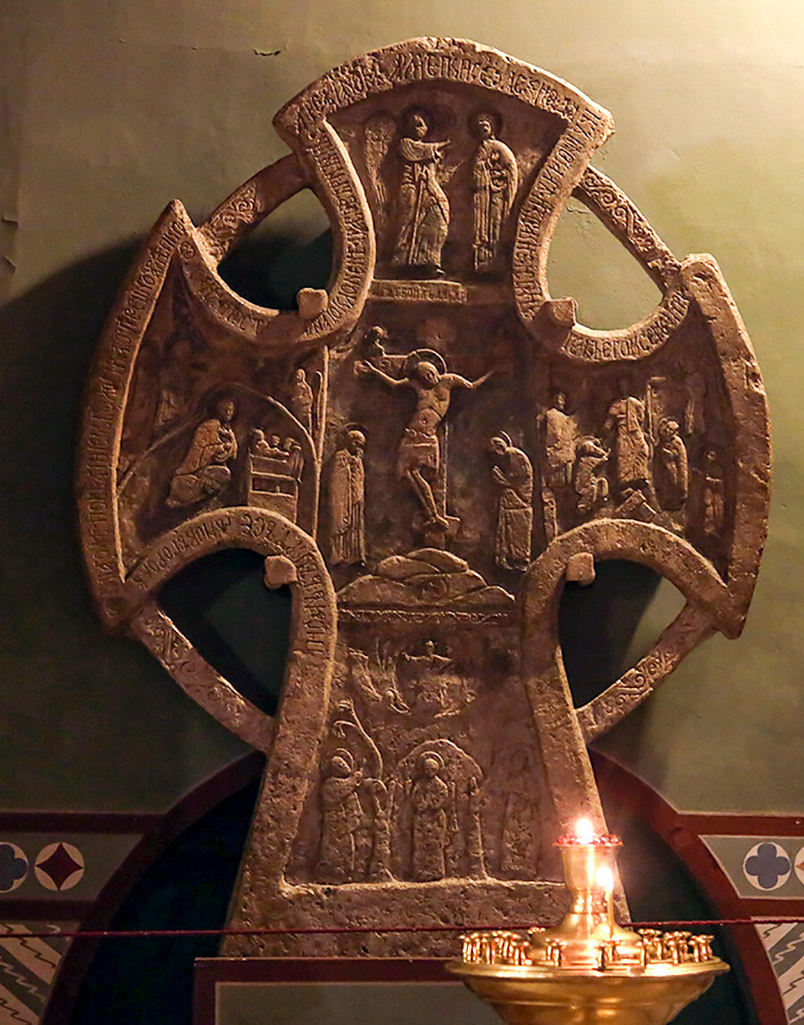 La cruz conmemorativa Alekséievski, del siglo XIV, se encuentra en el principal lugar de culto de la ciudad, la catedral de Santa Sofía