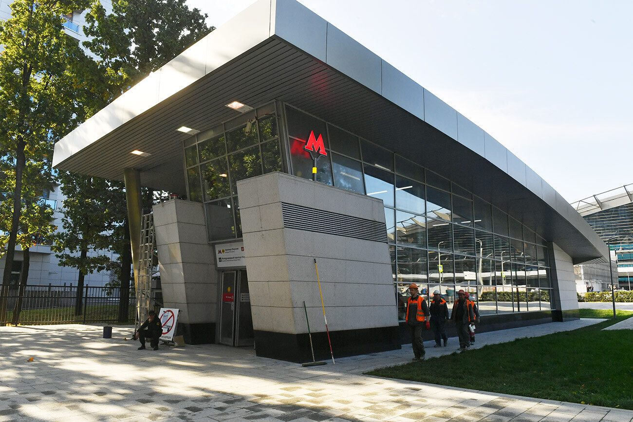 Станицата „Аеродром Внуково“ на Солнцевската линија на Московското метро во пресрет на отворањето.

