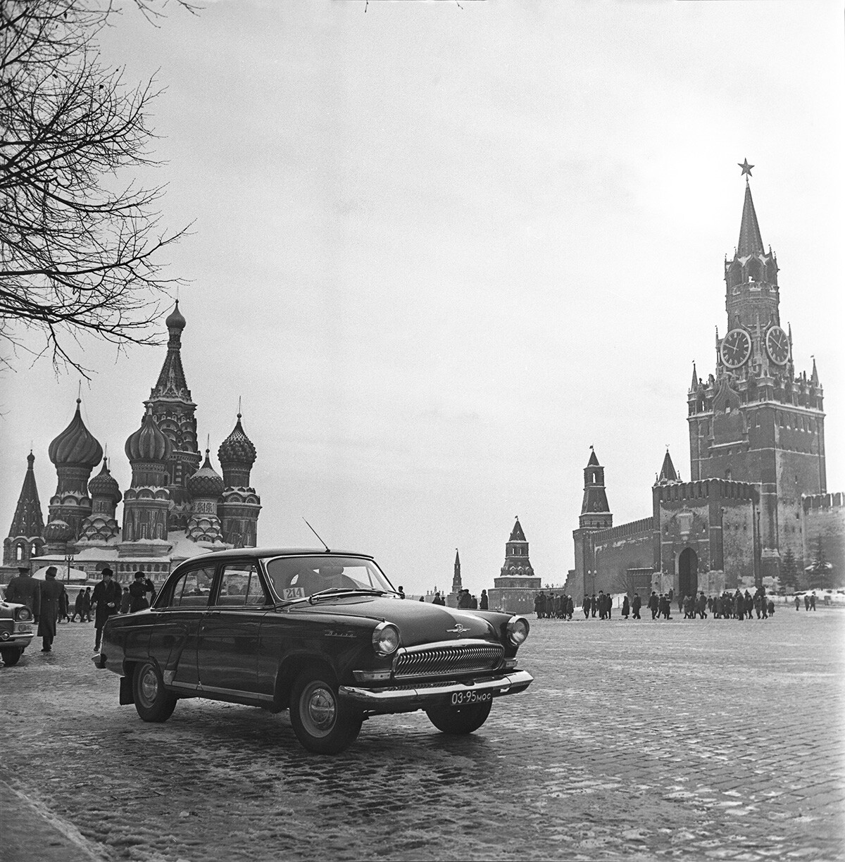 Una “Volga” sulla Piazza Rossa. La GAZ-21 era una delle macchine più lussuose tra quelle prodotte in Urss