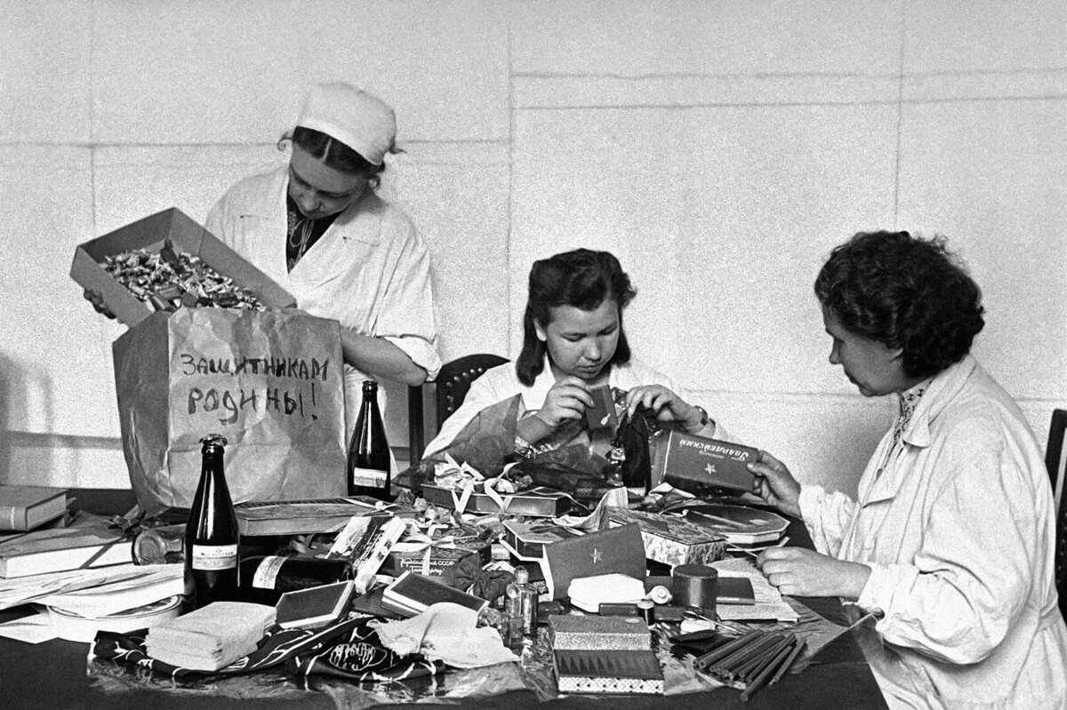 Workers of the Krasny Oktyabr confectionery factory preparing gifts for Red Army soldiers. Moscow, 1941.