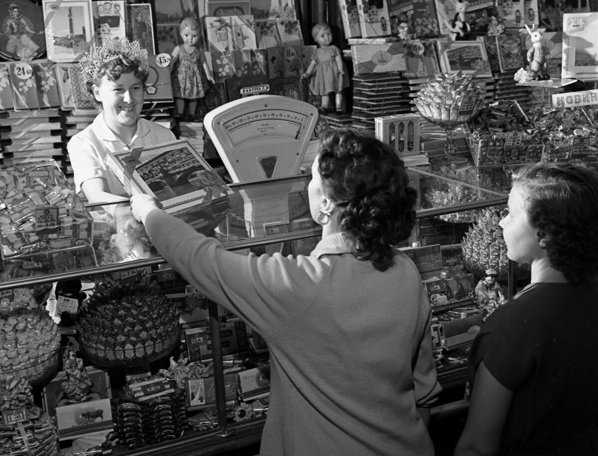 Confectionery shop in Moscow, 1960.