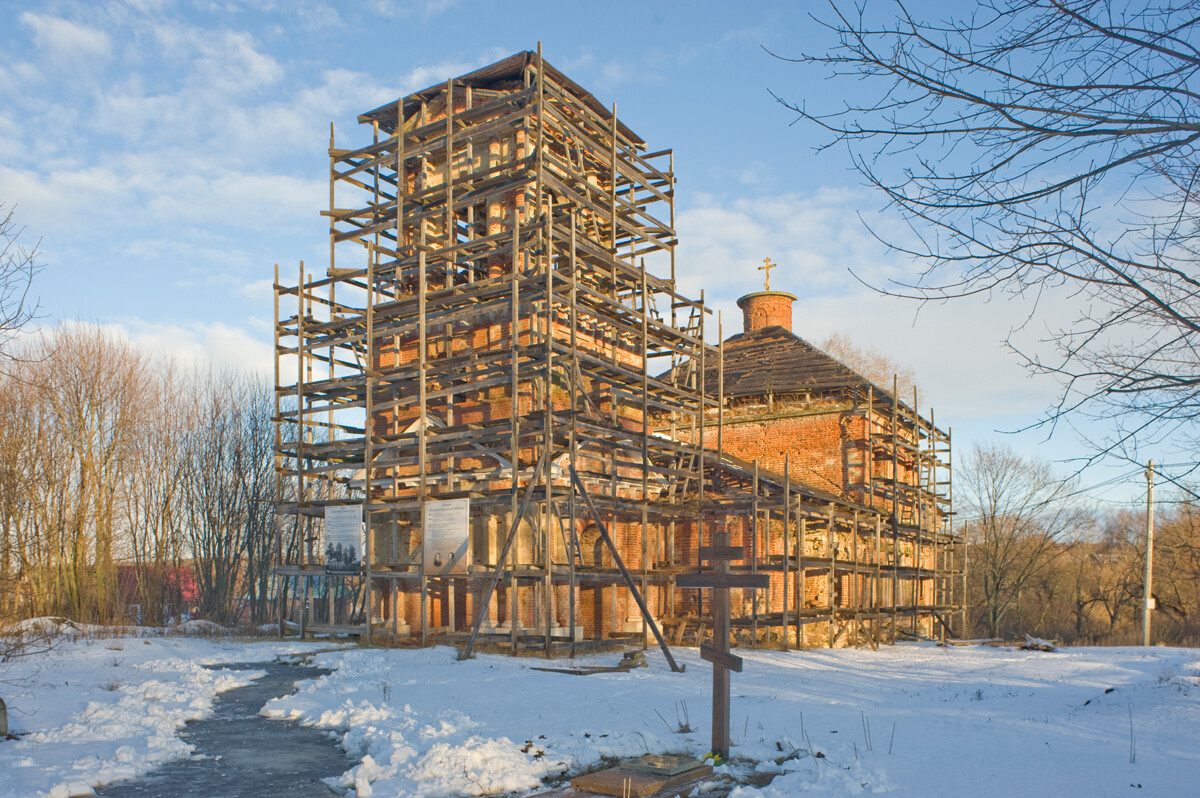 Monogarovo. Church of the Descent of the Holy Spirit, southwest view (under restoration). January 3, 2015