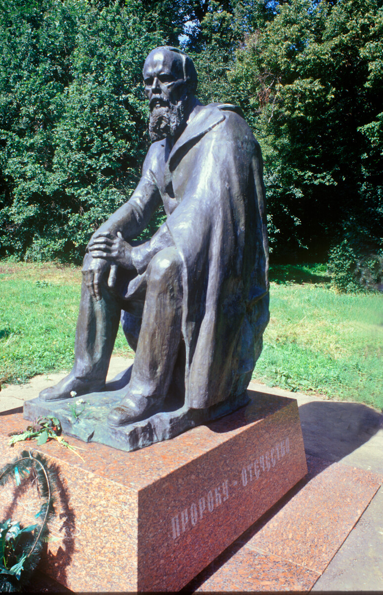Darovoye. Monument to Fyodor Dostoevsky by sculptor Yury Ivanov (1993). August 22, 2003