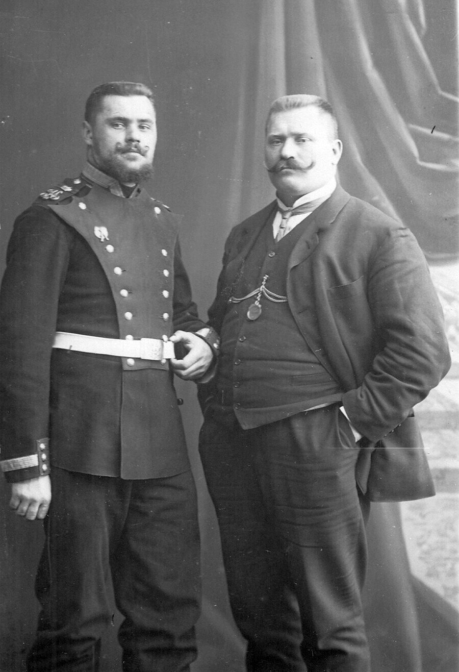 Рускиот борач И. М. Подубни (десно) со брата си.
