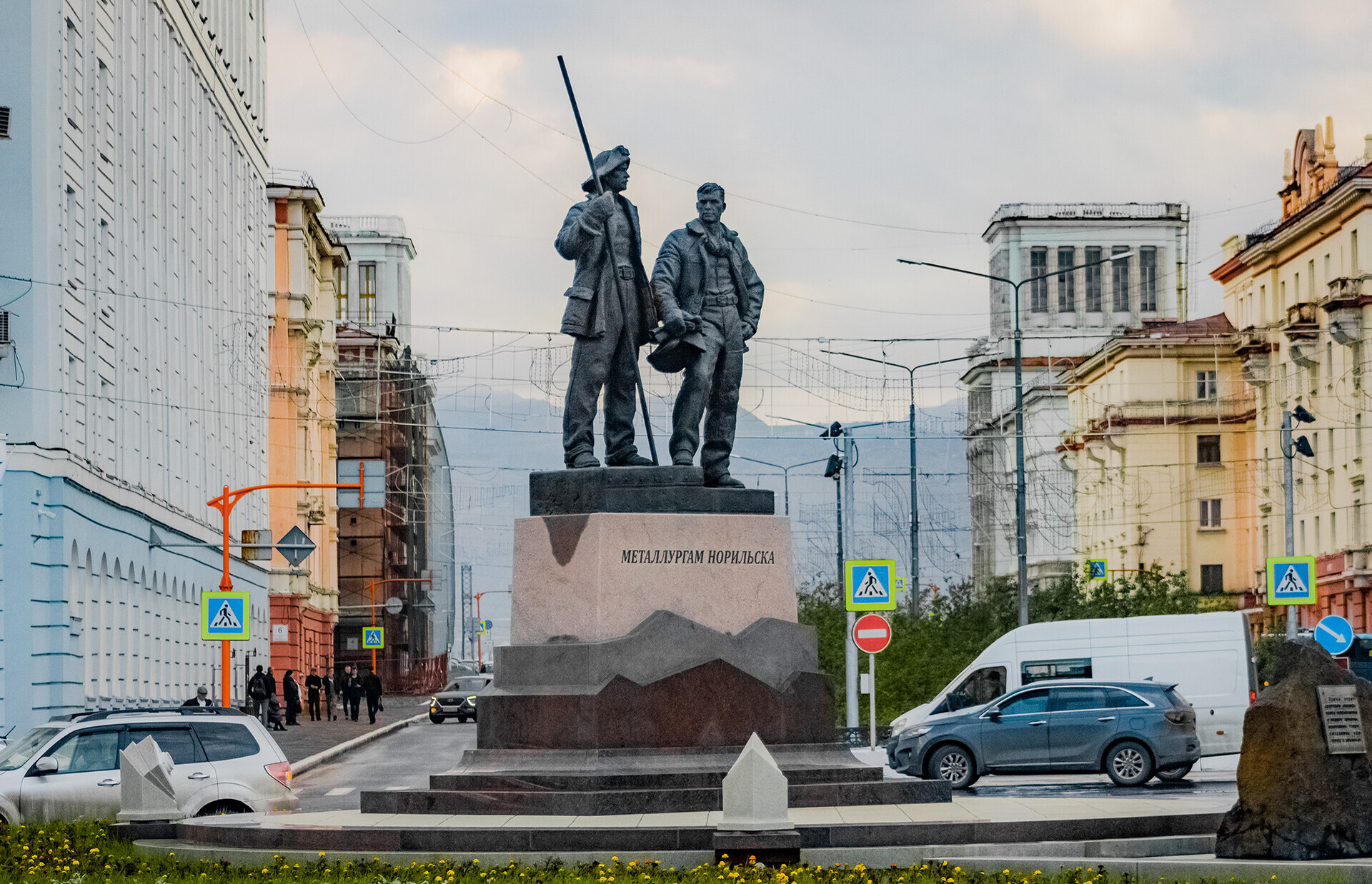 Il centro di Norilsk, con il monumento ai metallurgici. La città è stata fondata nel 1935