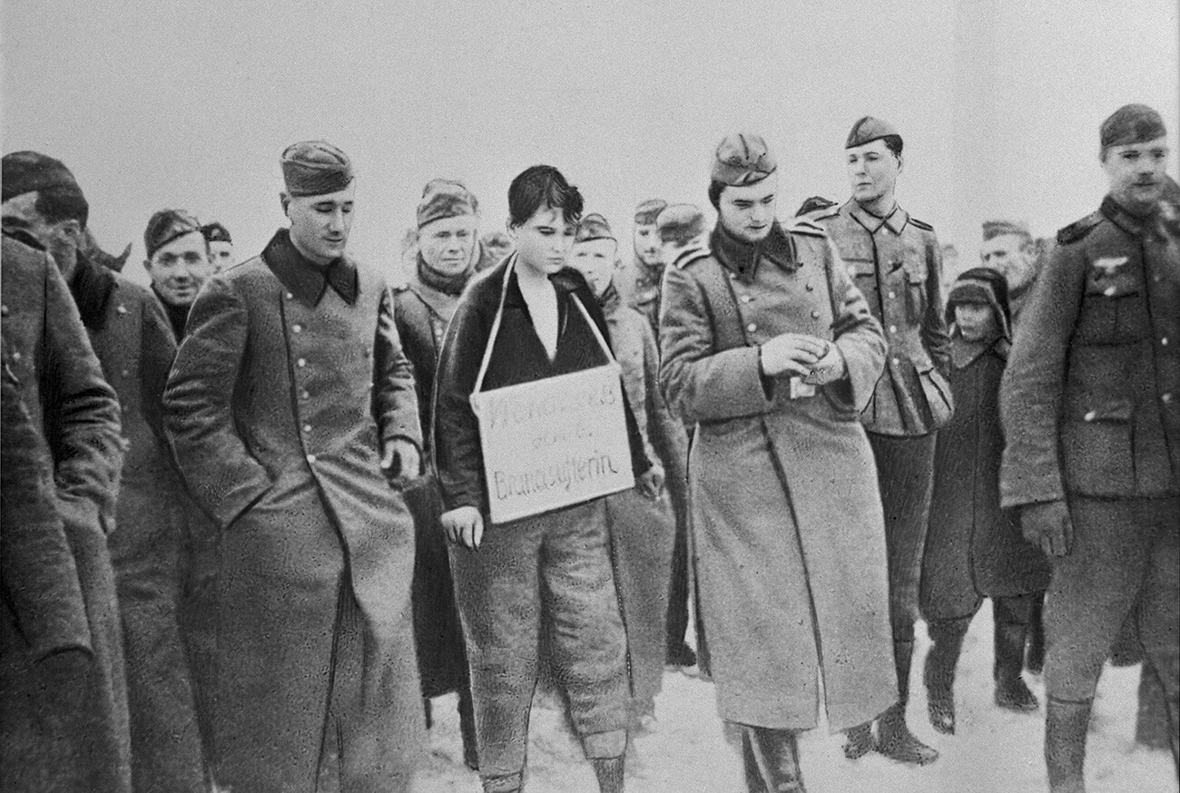 Región de Moscú. La partisana soviética Zoia Kosmodemiánskaia (en el centro), que fue hecha prisionera por los invasores nazis, antes de su ejecución en el pueblo de Petríshchevo durante la Gran Guerra Patria. 