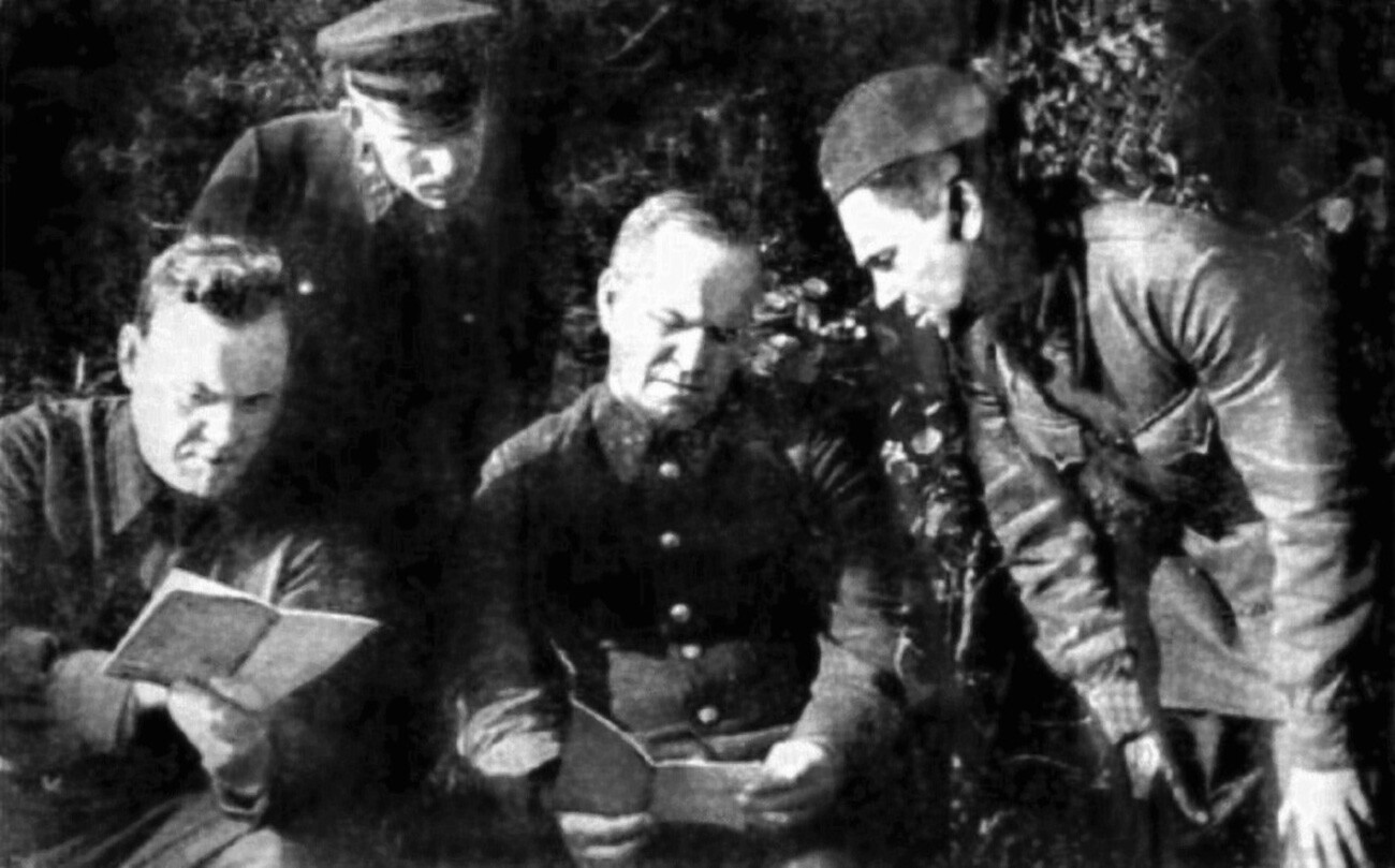 Piotr Lídov (a la derecha), corresponsal de guerra del periódico 'Pravda', muestra al general del ejército G.K. Zhúkov y al miembro del Consejo Militar del Frente Occidental N.A. Bulganin, copias del recién publicado ensayo 'Tania'. 1942. 