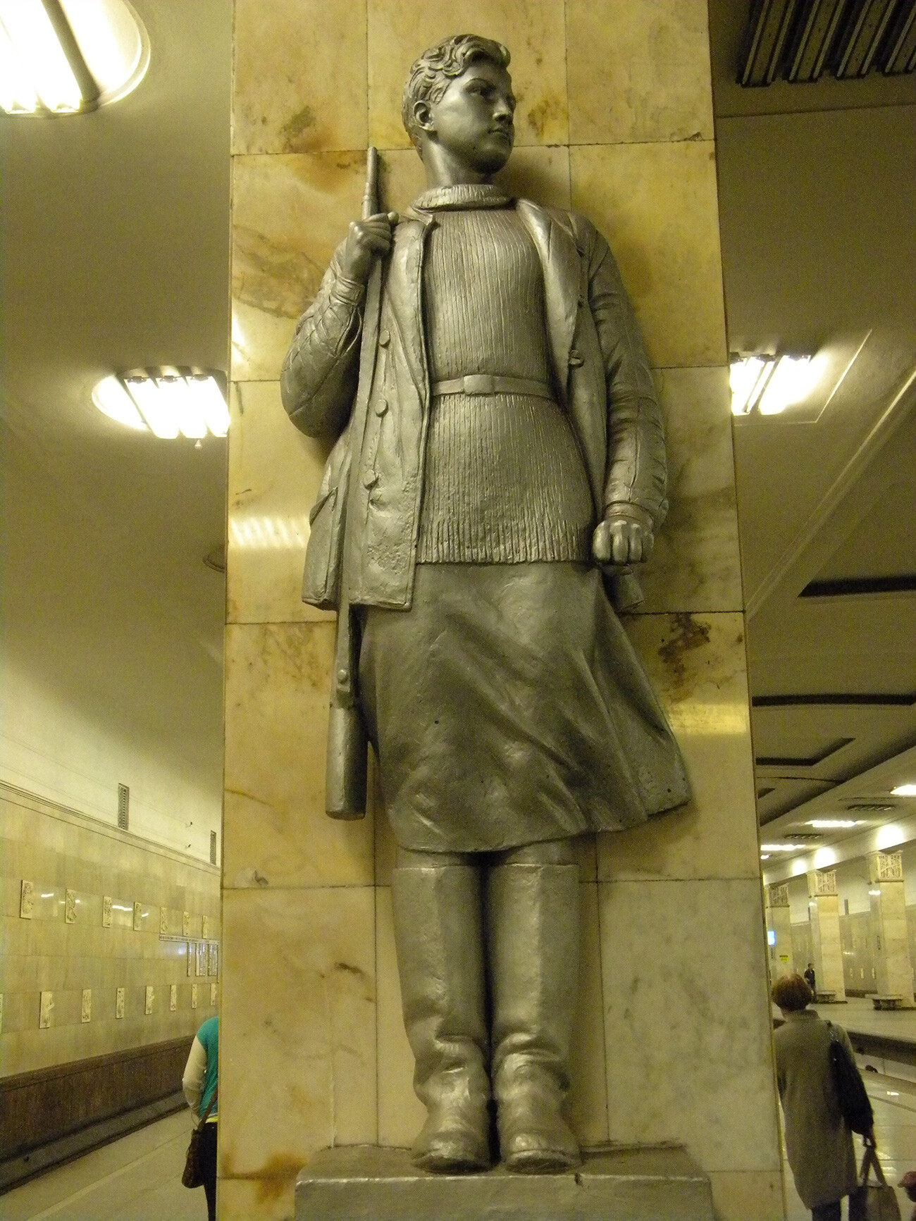 Monumento a Zoia Kosmodemiánskaia en la estación de metro Partizánskaia (Moscú).