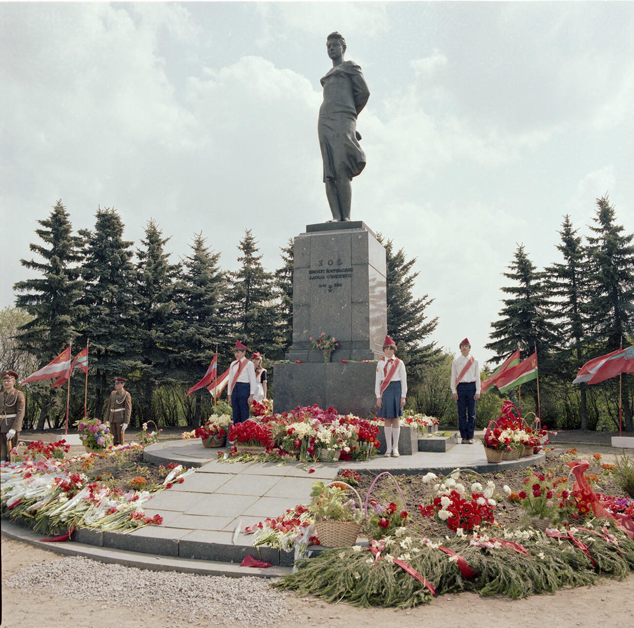 Guardia de honor en el monumento a la Héroe de la Unión Soviética Zoia Kosmodemiánskaia en el kilómetro 86 de la autopista de Minsk durante la celebración del Día de la Victoria en la Segunda Guerra Mundial. 