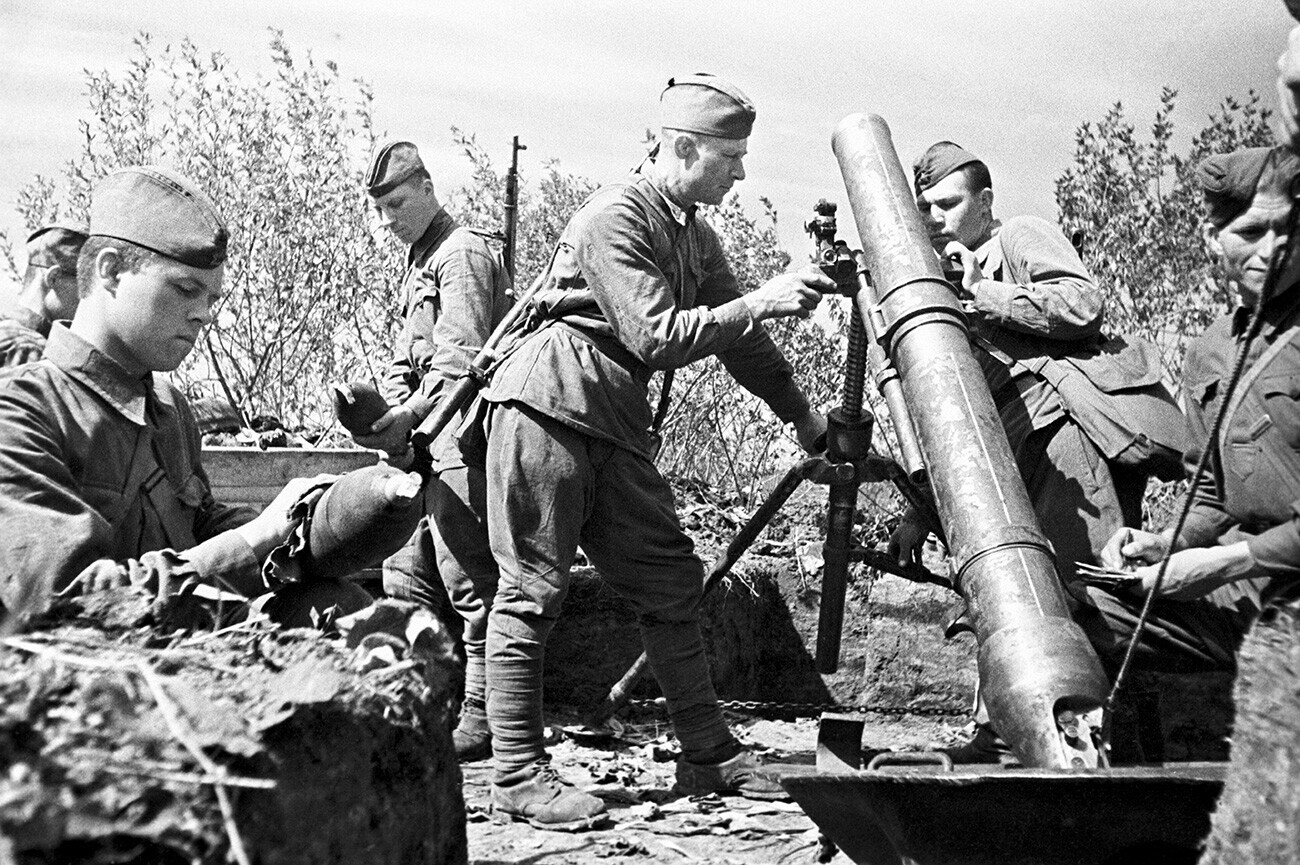 Tripulação de morteiro soviético em combate.
