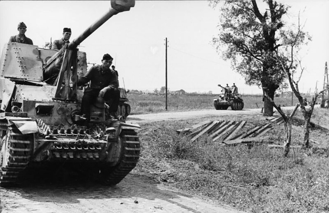 Destruidores de tanques alemães Marder III a caminho.
