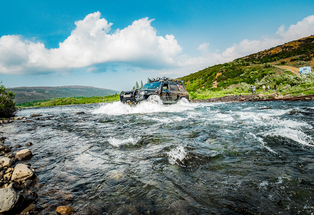 Sebuah SUV menyeberangi sungai.