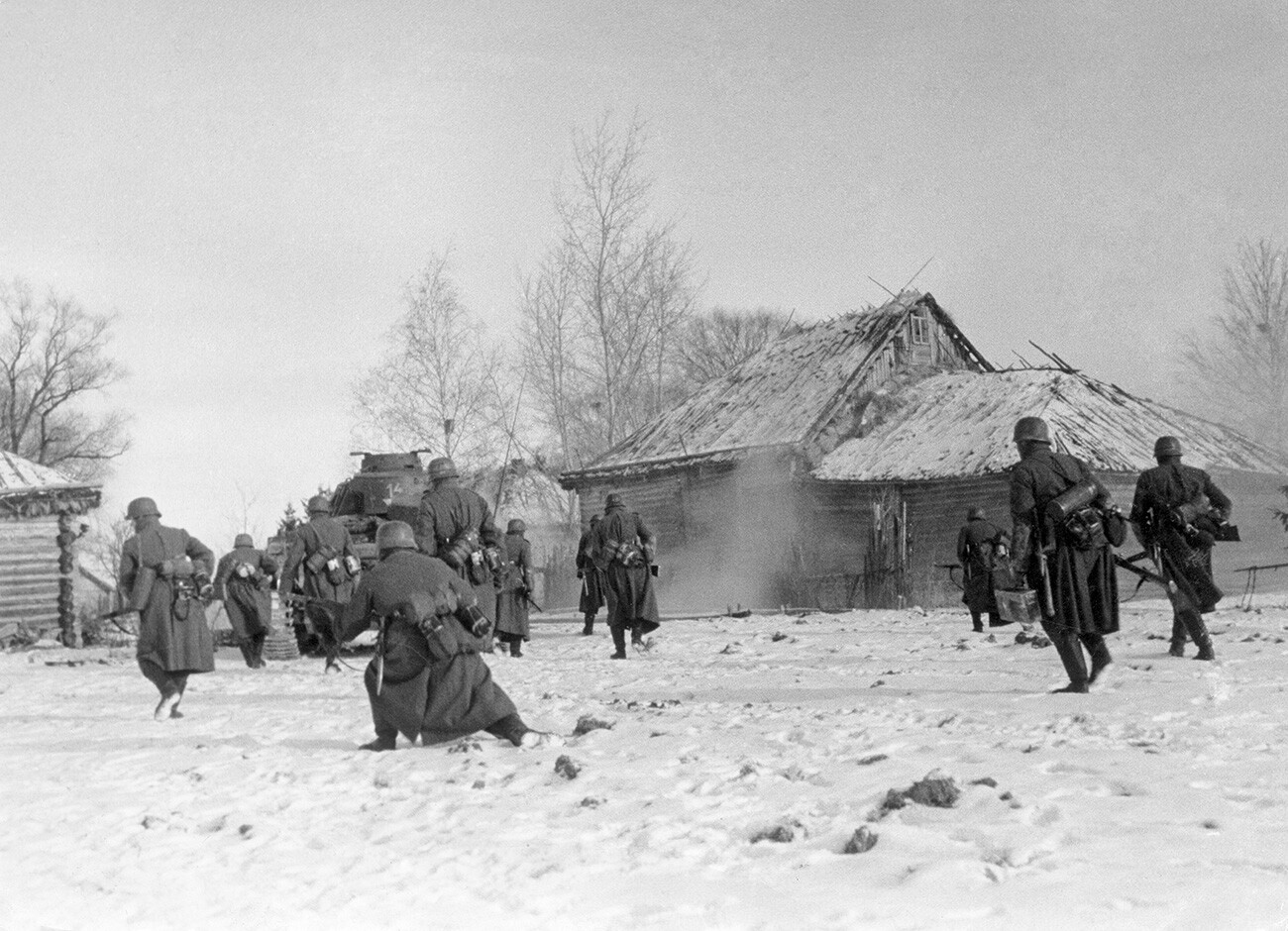 Schlacht um Moskau (Oktober 1941- Januar 42). Deutsche Panzer und Infanterie rücken auf ein Dorf im Bezirk Wolokolamsk / Klin vor.