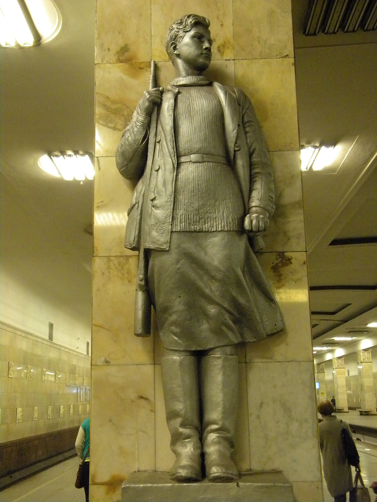 Denkmal für Soja Kosmodemjanskaja an der U-Bahn-Station „Partizanskaja“